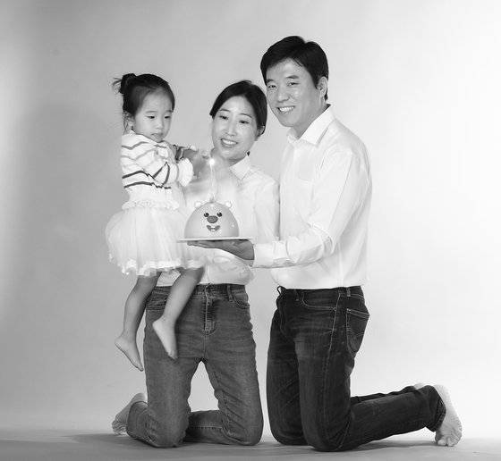 매일 생일이고픈 현서를 위해 엄마와 아빠는 매일 현서의 생일이게끔 하고 싶다고 합니다.