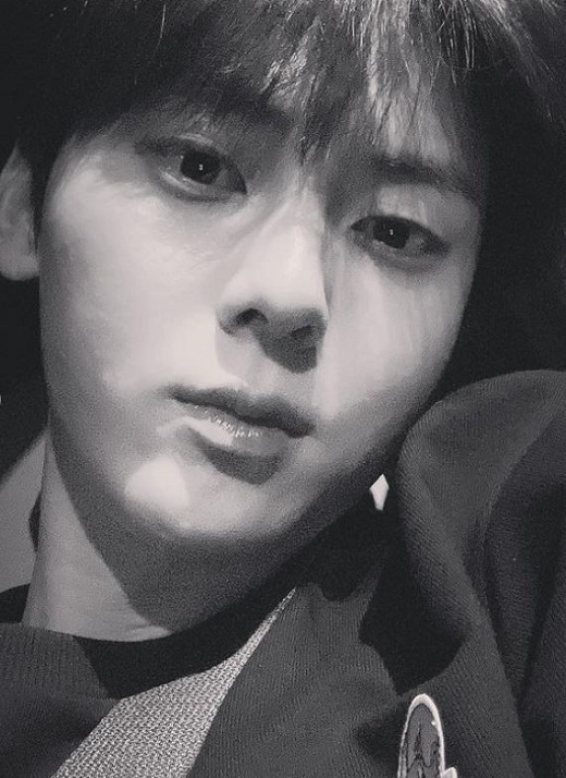 Group NUEST member and actor Hwang Min-hyun, 26, has revealed a flawless min-muk.Hwang Min-hyun posted a picture of her bare face on Instagram on Tuesday, which prompted her to complete a neat boyfriend look with a black sweatshirt.Another photo shows Hwang Min-hyun looking straight in the face with no expression; distinctive features and a porcelain skin without pores.Several netizens responded with comments such as Shine, Cute, and Good looking.On the other hand, Hwang Min-hyun returns to the house theater with a new drama Hwang-honey on cable channel tvN.
