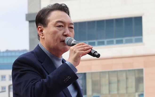 윤석열 국민의힘 대선 후보가 22일 오후 충남 홍성군 내포신도시에서 유세하고 있다. [연합]