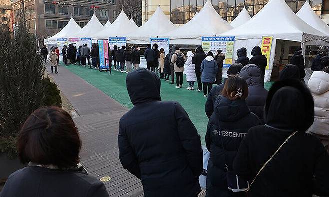 서울 송파구 보건소 선별진료소가 검사를 받으려는 시민들로 붐비고 있다. 연합뉴스