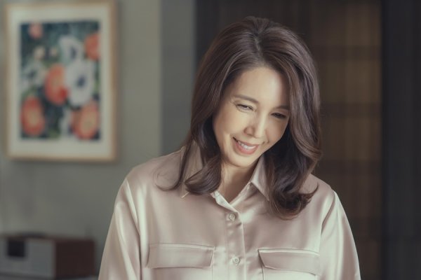 The marriage song Divorce Composition 3 (Phoebe, Im Sung-han)/director Oh Sang-won/hereinafter, Join Song 3), which is scheduled to air at 9 p.m. on February 26 (Saturday), is about unimaginable misfortune to three attractive heroines in their 30s, 40s and 50s, and a dissonance of couples seeking true love. Its rama.Last years Join Song 2 marked a mark on TV CHOSUN Drama with a historic ratings of 16.6% nationwide and 17.2% per minute.Especially, Lee Si-eun - Body Chemistry - Uram, played by Jeon Soo-kyung - Jeon Hye-won - Im Hanbin, was hurt by the inner-south Buddha behavior of Lee Si-eun, Body Chemistry, and Urams father, Park Hae-ryun (Jeon Nomin).After his divorce from Park Hae-ryun, Ishi-eun lived with Body Chemistry (Jeon Hye-won) and Uram (Im Hanbin) and started standing alone and received support from viewers.In this regard, Jeon Soo-kyung, Jeon Hye-won and Hanbin are attracting attention as they predict the flower path that is contrary to last season as the scene of flower delivery arrival.The unexpected timing of the drama is the scene where the flower delivery to Ishieun comes.Body Chemistry, who saw the delivered flower basket first, called Ishi Eun with the above-mentioned face, Come out of my mother. Ishi Eun, who saw the flower, smiles brightly and shows happiness.Everyone in the three families, including the joyful Uram, is laughing, and who sent 50 roses to Ishieun, and finally Ishieun is wondering if he can escape from the icon of perseverance.Meanwhile, Jeon Soo-kyung, Jeon Hye-won, and Hanbins 50 Rose Flowers Surprise Gift screen was filmed in January.The three people who showed more family-like breathing than their family in Season 1 and 2 together showed a more enjoyable picture than anyone else, leaving a commemorative photo in the shooting with rose flowers.In addition, when Jeon Hye-won took a close-up shot of Im Hanbin and gave him a steamy brother and sister chemistry, Jeon Soo-kyung, who watched it, smiled with a smile and formed a friendly atmosphere like a real family.Jeon Soo-kyung, Jeon Hye-won, and Hanbin are always in charge of the warmth of the scene with each others care, the production team said. I would like to ask for your interest and expectation that the Lee Si-eun family, who spent time in tears, will walk only in the Jolsagok 3.Marriage Literary Divorce Composition 3 will be broadcast for the first time on February 26 (Saturday) at 9 p.m.