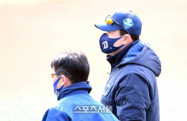 NC 다이노스 이동욱 감독이 지난 8일 창원 마산야구장에서 진행된 스프링캠프 중 선수들의 모습을 바라보고 있다. 창원 | 박진업기자 upandup@sportsseoul.com
