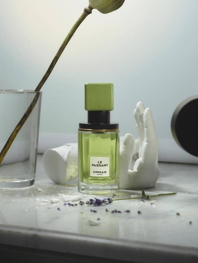 밥티스트가 그의 아버지에 대한 추억을 바탕으로 만든 향으로, 고전적 남성의 본질을 연상시키는 섬세함과 강인함이 묻어나는 라벤더 향의 향수. 르 파상, 50ml 21만원, 100ml 30만8000원, ORMAIE.