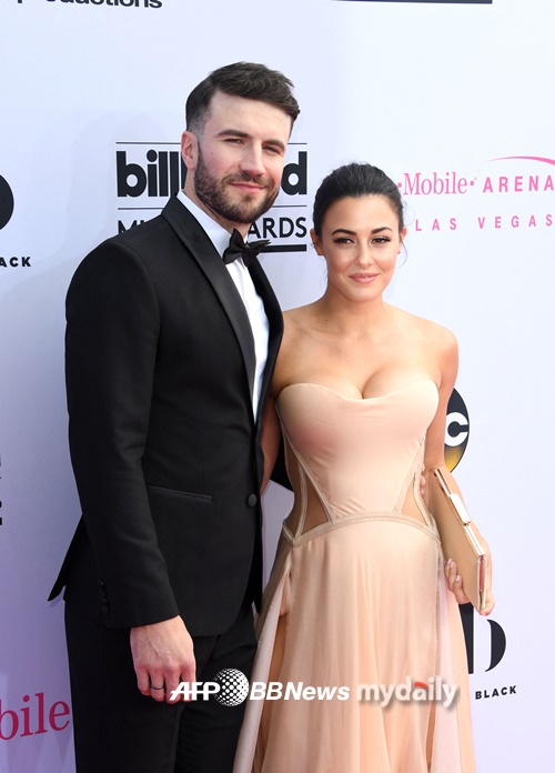 The marriage of American celebrity country singer Sam Hunt, 37, and Hannah Lee Rickie Fowler, 36, is coming to an end.According to TMZ on Monday, Rickie Fowler filed for divorce on the grounds that Hunt had committed inappropriate marriage and an adultery.Rickie Fowler is due to give birth in May.The couple first married in 2017, but have been dating for over a decade, going through numerous ups and downs together.Hunt expressed his love for his wife through the song.His 2014 album Montevalo was named after Rickie Fowlers hometown, and his hit song Drinkin Too Much details the rise and fall of romance they intermittently did before getting engaged in 2016.The couple enjoyed dating occasionally after first meeting in 2008.Hunt told E! News in the past, I have never visited Montevalo, but I met a girl I met there just before going to Nashville.The experience with her and her relationship with her inspired a lot of composition on the album.They eventually broke up shortly afterwards, but met again in 2016.Hunt told Entertainment Tonight in 2017: I think I went out seven times (Hawaii) in about three months last summer, and Im trying to come back and talk to him.And I persuaded her on the seventh trip. Hunts spokesman confirmed to entertainment media People in January 2017 that they were engaged.Meanwhile, officials from both sides have not commented on the divorce case.