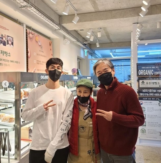 Short track national player Park Hyuk visited the bakery run by Actor Jeong Bo-seok.Jeong Bo-seok posted two photos of Park Hyuk on his instagram on February 23.Wow short track player Jang Hyuk has found a space bakery, said Jeong Bo-Seok.It was a more pleasant meeting because I was impressed by the mental strength of Park Hyuk, who won the mens relay to silver medal without giving up after being injured, he added. I support Park Hyuks future to be even bigger.
