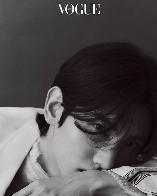 TVXQ Changmin boasted an unchanging visual.Changmin recently took a photo shoot in the March issue with fashion magazine Vogue Korea.Through the concept of a classic mood, it reveals an elegant charisma reminiscent of a masterpiece.Changmin in the public photo produced an alluring atmosphere with a languid eye.In addition, it shows sexyness that is restrained by the opposite charm, and it emits the aura that can not be tolerated, and it exudes admiration with the professionalness which depends on styling.In an interview after filming, Changmin said of his second mini album, Devil, I am satisfied overall. It took about a year to produce the album.I wanted to make a satisfying album even if it took time, so I tried to raise the level of content I was preparing. The power that made me support me and is a fan of my music.As time goes by, I feel more like a singer named Changmin because of them, he said, expressing his special affection for fans.On the other hand, Changmin, who once again built his own unique music color with his second mini album Devil, is Naver NOW, which is broadcast every Wednesday at 8 pm.He is the main host of the live show Free Hug.Photo- Vogue Korea