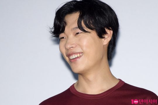 The TVN drama Reply 1988 is a man of Ssangmun-dong (Ryu Jun-yeol).Reality Ryu Jun-yeol was Soyou of Yeoksam-dong building at 15 billion won, and was a real estate man who sold back the building and made huge profit.According to the dispatch, the profit is estimated to be 6 billion won before tax and 4 billion won after tax, according to the news that Ryu Jun-yeol sold the building that Soyou was doing for 15 billion won.He established a private corporation and said he succeeded in debt tech with two loans.Ryu Jun-yeol bought land and buildings in Gangnam in the name of a corporation in 2020; 5.2 billion won out of 5.8 billion won in purchases was loaned. 90% of the selling price was loaned.Ryu Jun-yeol broke down the Baro fault building and carried out new construction; 1.7 billion of the construction cost of 2.4 billion won was known as loans.The name of the corporation established by Ryu Jun-yeol is Deep Breeding. Deep Breeding, established in April 2018, is introduced as a company that manages YG Entertainment.The representative is the mother of Ryu Jun-yeol.Ryu Jun-yeols agency, CJS Entertainment, explained that it had established a corporation for the purpose of managing personal income.Through Deep Breeding, we also conducted YG Entertainment, including photo exhibitions. The reason for the purchase of the building is business.Ryu Jun-yeol was scheduled to do clothing business with his friends, but CJS said he decided to suspend the business and sell the building due to Corona.The building in Ryu Jun-yeol was completed last November; Ryu Jun-yeol put the building on the Baro property market.The sale was signed for 15 billion won last month, two months after becoming a landlord.The majority were surprised that 90% of loans were possible, but some netizens raised Ryu Jun-yeols suspicions of real estate speculation.He said he planned the project, bought the building, and carried out large-scale construction. He pointed out that it was suspicious that the building was put on the market immediately after completion.Ryu Jun-yeol, who sold the building two months after its completion and two years after its purchase, suspected he was only looking to make a big profit using market fluctuations.In particular, Ryu Jun-yeol said in an interview earlier, There are many people who make it up when they make a lot of profits while doing financial technology.I am interested in meeting Audiences while acting more than that, and I do not seem to be interested in money management. Joona Sotala has adhered to the image of youth.Thats why Ryu Jun-yeol feels more disappointed in speculation allegations.Even in an interview commemorating the release of the 2019 film Don, Money management is not very interested; I think it will be difficult to become a landlord in the future.I learned that if I make money easily, I will see money funny. Its no blame to be interested in money over acting, because values can change at any time, but Ryu Jun-yeols Joona Sotalahan concept play is over.Now what concept will Ryu Jun-yeol return to?