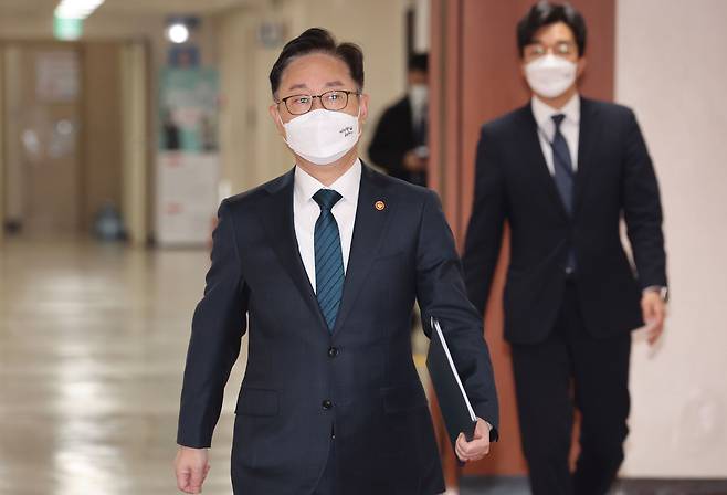 박범계 법무부 장관이 22일 정부서울청사에서 열린 국무회의에 참석하고 있다. /연합뉴스