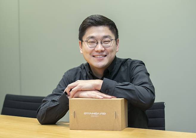 김부기 스탠다드에너지 대표가 조선비즈와의 인터뷰에서 바나듐 이온 배터리를 소개했다. 바나듐 이온 배터리는 전해액(양극과 음극 사이를 이동하는 이온의 흐름을 높여주는 물질)이 물로 돼 있어 화재 위험이 없다. 배터리 겉면으로 종이를 사용할 수 있는 것도 이같은 높은 안전성 때문이다. /박상훈 기자