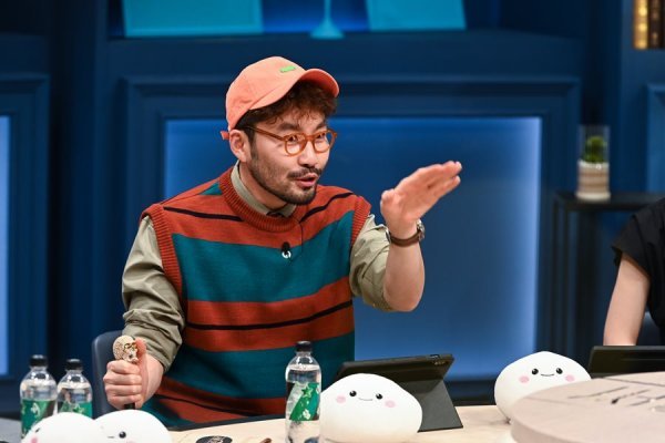 SBS circle house Noh Hong-chul X Lee Jung gave a frank and pleasant answer.Circle House, which will be broadcasted at 9 p.m. today (24th), is a healing talk show that listens to various troubles experienced by the Korean MZ generation and shares understanding and empathy with them. Oh Eun Young X Lee Seung Gi X Han Gain X Noh Hong-chul X Lee Jungs different combination has gathered topics.Noh Hong-chul, who is called the companion of youth and always conveys a positive message for youth, hopes that he will lead empathy and support to adults who are looking for circle house based on many experiences.Lee Jung, the only Z-generation among the cast, conveys his feelings of recording that he had time for healing, comforted by the stories of adults, despite being the first fixed entertainment shoot.In particular, it is noteworthy that Lee Jung will emit a special entertainment Kemi with Dr. Oh Eun Young, who is known to have a special relationship with his father since childhood.Below is a full-length answer from Noh Hong-chul X Li.Noh Hong-chul: Oh Eun Young, not to mention my sister, Gain, Seunggi, and Lee Jung were all very comfortable because they were friends who listened to others without prejudice and cared a lot.The gourmet favorite is the waiting room, and the production team prepares a good lunch box, but it is always expected to bring a small delicious snack or food.Gain was more interesting because he was a friend who was very honest and unrelenting.Lee Jung-yi is really like the representation of Friends these days, so it is amazing and fresh every time I talk.Lee Jung: I was worried about the program for the first time, but it was fun enough to forget whether there was a camera because I was worried about it.It was especially good because it felt like talking and sharing comfortably with each other.Noh Hong-chul: When I talk, there are times when I have a disagreement, but I can show Kemi, which is made by different values ​​because I am talking about my thoughts without bending my own beliefs.Q. It is a program that counsels and sympathizes with the worries. What if there is any trouble that you have now?Noh Hong-chul: I try to live a life that I want to do freely. Sometimes I am worried about the king when I face the worries of good will that do the existing standards around me.Marriage career, etc., but I think I will continue to live like this.Lee Jung: There are some small problems in everyday life, but they are a character that shakes off quickly and solves it immediately. Fortunately, there is no big problem now.Q. I wonder if you are listening to the troubles of the people around you. Is there any part of the empathy that you have heard through the circle house?Noh Hong-chul: Curiously, my colleagues and friends around me talk a lot, and basically I enjoy it because I have a lot of curiosity about people.Especially, when I heard the story of the love of the MZ generation who wants to be alone but does not want to be lonely, I got a lot of sympathy.Q. Oh Eun Young and Li Jungs relationship was a hot topic. Whats your feelings and your fathers reaction?Lee Jung: My father loved it. My daughter was so good that I had a program with my best friend.And Dr. Oh Eun Young, since she was a child, calls her an aunt. I met her on the air, so I was very happy.Q. It is an image that will be forever youthful even if you are older, and you can be a friend of everyone. What kind of mentor do you want to be to young people who ask for counseling?Noh Hong-chul: I have not thought about mentoring, but I want to prove that even those who enjoy what they want to do can work on it to solve the food and shelter, make a lot of wonderful memories and live well.Lee Jung: He always cheered me on. He always asked me what are you doing? more than what are you doing? I really appreciate it.Q. What is your role in the circle house?Noh Hong-chul: I can not suggest direction because I am a scarce person, but I have more experience than my peers, so I want to listen to those who have a lot of empathy and precious steps based on the experience.Q. Which of the cast is the Generation Z?Lee Jung: I want to show you who I am, as I am, as I am!Q. Is there a theme that I would like to deal with in the circle house as a companion of youth?Noh Hong-chul: I live in a world where I have to be asked for a lot of things, but I want to have an unlimited time to make it easier to talk about what I just want to do.Q. What is the most sympathetic keyword of the realistic worries that MZ generations experience while recording?RIJ: I think our generation is living a reality that we cant even start something, and it takes a lot of courage and reckless Top Model to unfold our dreams.I think this is a matter of sympathy for everyone. In fact, I am still doing dancers and broadcasting, and maybe I am doing a reckless Top Model.Rather, this recklessness is the power of our generation, and maybe it seems to keep the Top Model more courageous, so I want to continue to top Model more recklessly.Q. What dancer would like to recommend a circle house among his Swoopa colleagues?Lee Jung: I want to recommend it to everyone. We have a great circle house! We all have suffered, so I hope everyone comes out and takes comfort!Meanwhile, SBS Circle House, which will give warm sympathy and realistic advice to the MZ generation who need comfort, will be broadcast for the first time at 9 p.m. today (24th).