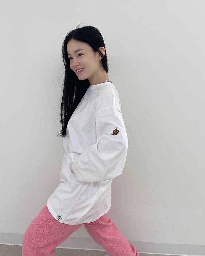 Singer Lee Hi showed off his charm and focused on netizens.On the 25th, Lee Hi posted two photos without comment through personal instagram.Lee Hi, in the public photo, is smiling and taking pictures, especially his distinctive features and fresh expressions, which attracted the viewers admiration.The netizens who saw this had various reactions such as I am lovely to laugh, I am pretty and I love you.iMBC  Photo Source Lee Hi Instagram