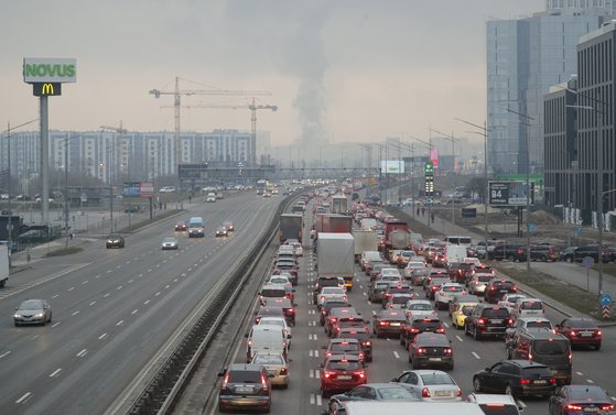 러시아가 공습을 시작한 24일(현지시간) 우크라이나 키예프 시민들이 차량을 이용해 도시를 빠져 나가고 있다. [EPA=연합뉴스]