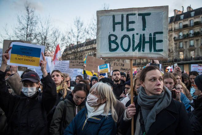 프랑스 파리에서는 대혁명의 상징인 레퓌블리크 광장 앞에서 1000여명이 모여 반전을 외쳤다. 이들은 우크라이나 국기와 함께 2008년 러시아의 침공을 받은 조지아 국기, 유럽연합(EU) 깃발을 흔들었고, 꽃이나 풍선을 든 참가자도 눈에 띄었다.(사진=AFP 연합뉴스)