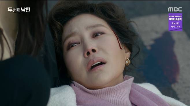 Su-Won Ji, who saved her daughter, Hyun-kyung Uhm, is in a coma.In MBCs The Second Husband, which was broadcast on the afternoon of the 25th, Yoon Jaemin (Tea in the garden), who found out that the background of all the incidents was Yoon Dae-guk (Mr.On this day, Bong Sun-hwa (Hyun-kyung Uhm) hugged Ju Hae-ran (Su-Won Ji), who was in a traffic accident while trying to save himself, and called him Mom.When I arrived at the hospital, I cried as I remembered the bad things I had done to Haran.Even after surgery, the disturbance did not wake up due to cerebral hemorrhage symptoms, and this week is a high-profile situation.Yoon Dae-guk resented the disaster that was caused by the accident instead of the accident, and Yoon Jaemin suspected the great country to the back of the accident and Kim Young-dals death.Moon Sang-hyuk (Han Ki-woong) belatedly lamented to the people around him, saying, How can you hide this important thing? And tried to take the next seat of Sunhwa after divorce with Yoon Jae-kyung (Oh Seung-ah).The great nation, who kicked out the sunflower at the hospital, blamed him for his Murder evidence video and ordered Kim Soo-cheol (Kang Yoon-soo) to use his hands with the police.In the Hanok Bakery, Jaemin was greatly shocked by the fact that the great country had Murder the father of Sunhwa and ordered Murder of Kim Youngdal.To Jaemin, who does not believe in the evidence video, Sunhwa said, I was in a truck accident to get rid of me.In a brutal fate, Jaemin said, What am I going to do now? But Bae Seo-joon (Shin Woo-kyum) dismissed it as your father is such a cruel person, saying, It will be hard, but nothing changes.You are Brother and Sister. If it is because of the fuss, please come back. You have to make a decision.Yoon Jae-kyung, who met with Sunhwa, said, If you take office, you will be kicked out. He said, I can live with my face in Korea, with the marriage of Brother and Sister, Sunhwa and Jaemin.Theres one way: disappear, she said. But she didnt back down and said, If you can do it, she said.On the other hand, Park Haeng-sil (Kim Sung-hee) was not able to hide his embarrassment when he received a call from Godeok-gu, the pillar of the past, who knew the secret of Jae-kyungs birth.