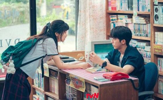 김태리, 남주혁 주연 '스물다섯 스물하나'의 한 장면. 만화 책방 장면은 전주 서학동 예술마을에서 촬영했다. 사진 tvN