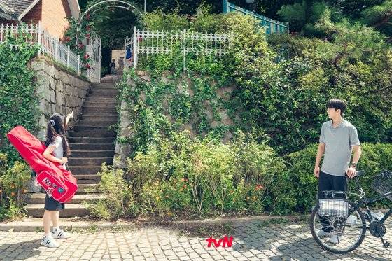 나희도(김태리)와 백이진(남주혁)이 마주하는 첫 장면. 전주 오목대 인근 오목대길 언덕에서 촬영했다. 사진 tvN