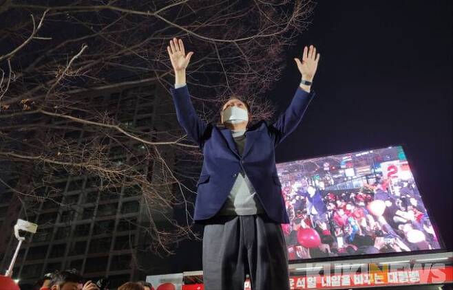 윤석열 국민의힘 대선후보가 26일 오후 서울 은평구 응암역 3번출구 앞을 찾아 지지자들을 향해 인사하고 있다.   사진=조현지 기자