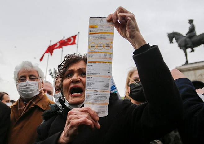 [사진] 급등한 전기 가스요금 고지서를 들고 항의시위에 나선 터키 수도 앙카라 시민들. 2월9일. (로이터-연합)