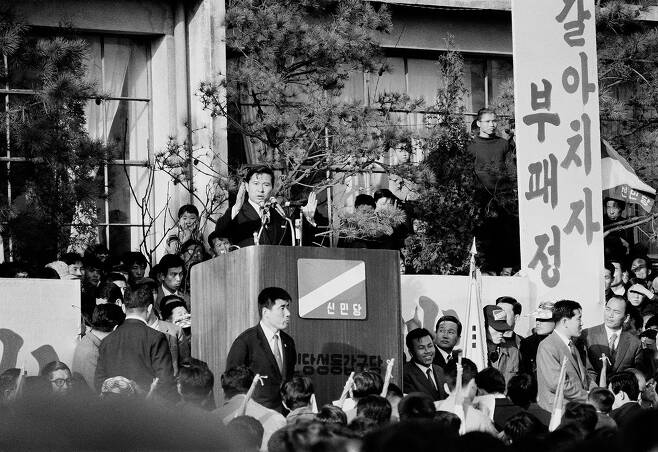 1971년 3월21일 서울 성동구에서 신민당 김대중 대통령 후보가 연설을 하고 있다. ⓒ연합뉴스