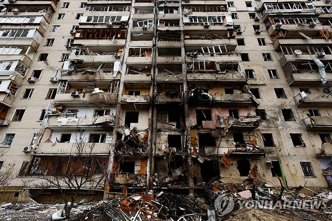 러시아군 포격으로 파괴된 우크라 키예프 아파트 (키예프 로이터=연합뉴스) 러시아의 우크라이나 침공 이틀째인 25일(현지시간) 수도 키예프의 한 아파트 건물이 포격으로 파괴돼 있다. 2022.2.25 [연합뉴스 자료사진]