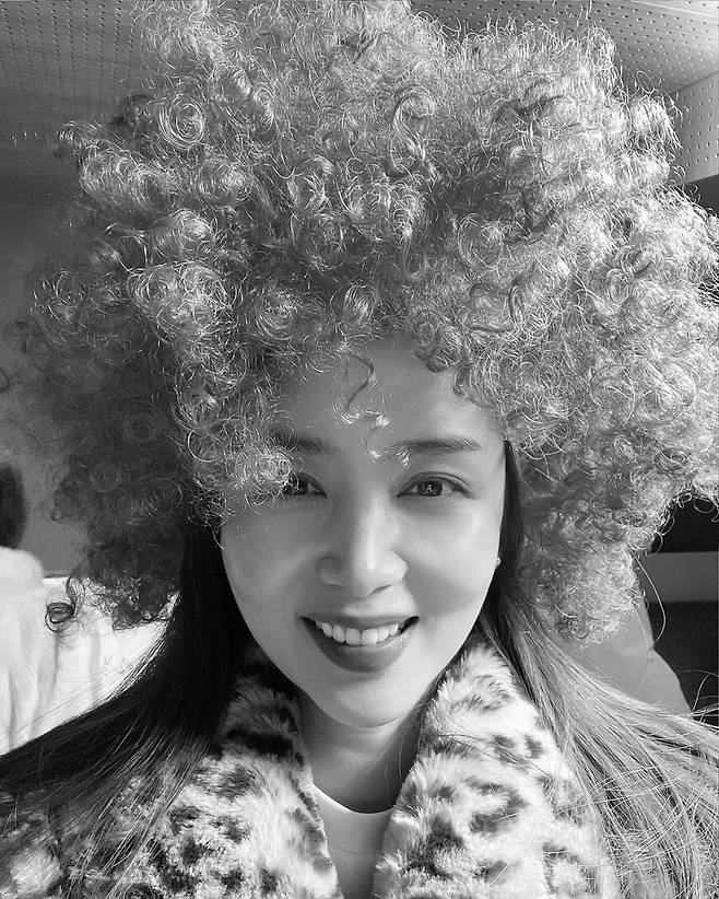 Actor Park Sol-mi celebrated her daughters The Graduate with an extraordinary hairstyle.Park Sol-mi wrote on his SNS: Today is our youngest kindergarten The Graduate. Ill say its a replacement for the Graduate-style bouquet.I posted a picture with the article Elementary school student from next week.The photo shows Park Sol-mi wearing a pogle perm hair wig and leaving a certification shot.Instead of the Graduate-style bouquet, he says he will replace it with a rich head.Park Sol-mi attracted attention by introducing a colorful equivalent look reminiscent of a fashion show.It is regrettable that I will not be able to see Educational Look with my youngest daughters kindergarten The Graduate.Meanwhile, in 2013, actor Han Jae-suk and marriage have two daughters.Currently, he is appearing on KBS entertainment program Stars Top Recipe at Fun-Staurant.