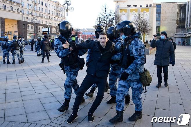 러시아 경찰이 27일(현지시간) 모스크바에서 우크라이나 침공을 반대하는 한 시위자를 체포하고 있다. 2022.02.27/news1 © AFP=뉴스1 © News1 김민수 기자