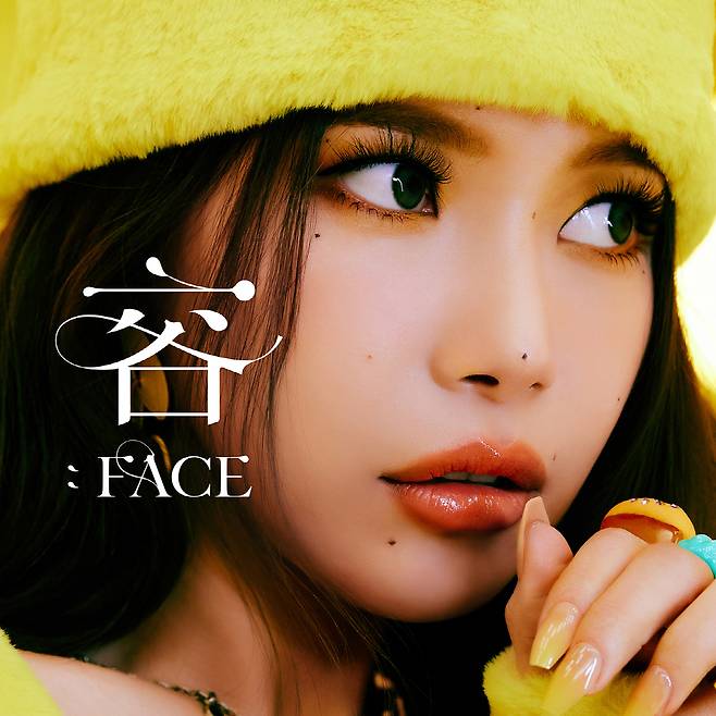 MAMAMOO Solar has released a full metal jacket image of Shinbo and has heightened the comeback fever.Solar showed the web Full Metal Jacket image and Babyface spoiler image of the first mini album Dragon: Babyface through official SNS at 0:00 on the 28th.The photo and video showed Solars face close-up, like the album name Dragon: Babyface.While the eyes, nose, and mouth of Solar are clearly visible, the plump yellow styling doubles the bright yet sophisticated atmosphere of Solar.In particular, Solar, along with the web Full Metal Jacket image, first released the title song Honey (HONEY) of this album, and amplified curiosity about what music and performance it will show.Solar will release its first mini album Dragon: Babyface on the 16th of next month.Solars first mini-album, Dragon: Babyface, was created based on Kim Yong-suns real name, Hanja (for face).As he has his name, he is known to have participated in the concept planning as well as the true story of Solar.