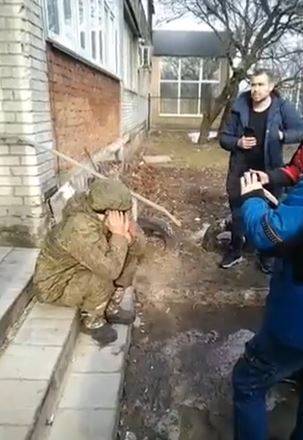 우크라이나 시민에게 건네받은 휴대전화로 부모와 통화하는 한 젊은 러시아군 병사 / 사진=트위터 캡처