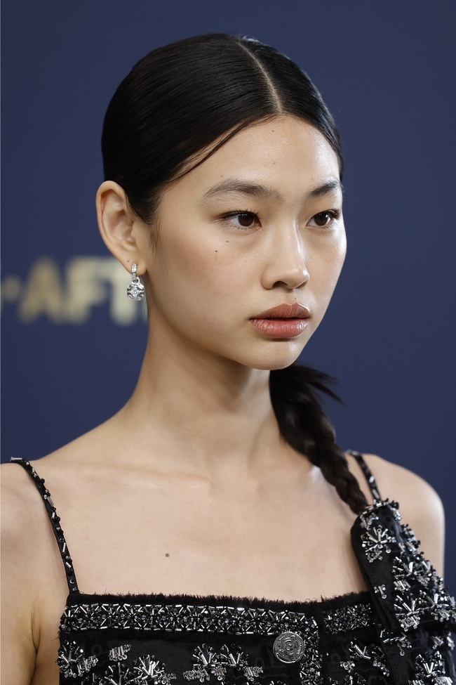 Luith Vuitton, a luxury brand, has produced costumes for global ambassador HoYeon Jung.Model and Actor HoYeon Jung won the 28th Annual Screen Actor Guild Awards (SAG) FoxMain Actor Award for his Netflix series Squid Game on February 27 (local time).HoYeon Jung attended the SAG awards ceremony wearing Louis Vuitton shoes Louis Vuitton High Jewelry Collection earrings and rings along with Louis Vuitton custom-made dresses.The Louis Vuitton custom dress worn by HoYeon Jung was handmade using colorful silver beads and Krystal Jung over black jacquard silk.The embroidery features a geometric design that falls naturally from the top of the dress, with embroidery braided straps on the edge of the dress, and embroidery using tulle and silver metal thread on the pocket.The dress took a total of 210 hours to produce, and it took an additional 110 hours to place Krystal Jung and silver beads and embroidery.The custom-made hairpiece, which matches the dress, was also produced in the same way in the workshop in Louis Vuitton Paris Bangdom Maison.