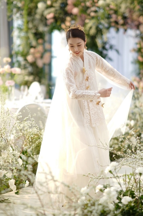 Actor Jang Ha-kyung completely digested the pure white hanbok dress.Jang Ha-kyung recently conducted a spring photo shoot with the Korean representative Hanbok brand Golden Danje.Jang Ha-kyung is the back door that caught the filming scene at once, posing as if flying in the flowers like the wings of angels.We actually took pictures while dancing, creating a more natural and stylish picture, said Wells Entertainment, a subsidiary company.It was very beautiful when Ha Kyung was wearing hanbok because he had been dancing for a long time since he was a child, said Lee Il-soon, director of the withdrawal. Especially when he was wearing hanbok, the movement of his fingertips and toes is very important, and he danced to the sound of music and saved the beauty of hanbok lightly.Jang Ha-kyung, a talented new artist who has been recognized for his acting skills through short films Loveney and the play Visiting the Old Lady, appeared on SBSs monthly drama Penthouse and took a snow stamp on viewers.withdrawal agent