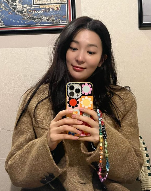 REDVelvet member Seulgi posted two photos on his 27th day with an article entitled Day Tou Waniwani in his instagram.In the photo, Seulgi is taking pictures of the front person by holding his cell phone in a modest attire. Seulgi has released a cell phone case and keying with colorful floral patterns.Sitting opposite, Wendy is smiling palely as she looks at her mobile phone.Seulgi and Wendy acted as the title song Step Back with BoA, Taeyeon, Hyoyeon, Winter, Carina and the group GOT the Beat.Wendy is currently working as a DJ on SBS Power FM Wendys As If Its Your Last (Live at Young Street, 06).Photo Seulgi SNS