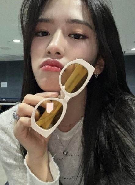 Ahn Yu-jin of group IVE reported on the recent beauty.On the 27th, Ahn Yu-jin posted a picture on his instagram with the phrase Todays Popular.In the photo, Ahn Yu-jin took a picture wearing a leather jacket. She wore sophisticated accessories and sunglasses and showed off her luxurious beauty.Above all, he smiled brightly and boasted a doll visual, causing a heartbeat.On the other hand, Group IVE was honored to win the first rookie award after debuting at the 2021 Hanter Music Awards.