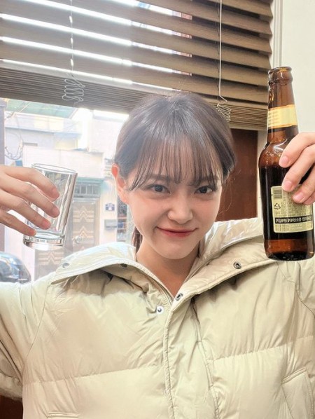 Kim Se-jeong conveyed his recent feeling of indetermination.On the 28th, Kim Se-jeong posted a picture on his instagram with the phrase small but big Happiness that made me happy yesterday.In the photo, Kim Se-jeong is eating at a restaurant. He laughed when he poured beer into a cup and was enjoying his appetite.Then he took a beer and smiled with a refreshing smile and made a cuteness.On the other hand, Kim Se-jeong will appear on SBS New Moon drama In-house which is broadcasted on the 28th.