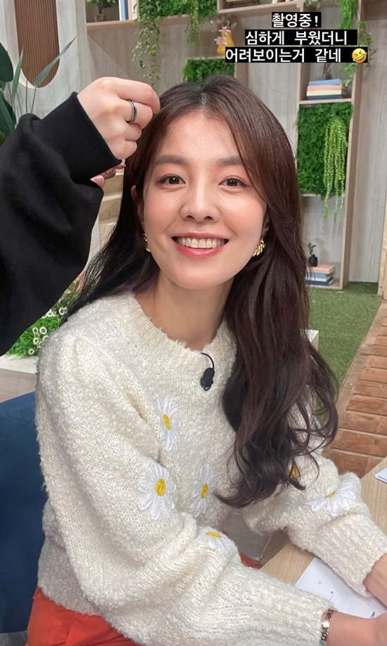 ( ) Kim Sung-eun boasted a bright beauty.On the 28th, Kim Sung-eun posted a picture on his instagram with an article entitled Shooting.The photo released on the day included Kim Sung-eun, who was preparing in the studio for filming, matching a floral knit with a beady color skirt to show off her brilliant charm.Kim Sung-eun added: Ive been swollen so hard I think I look young.On the other hand, Kim Sung-eun married Jung Jo-gook, a soccer player in 2009, and has three siblings.Recently, SBS entertainment program Sangmyong 2 - You are my destiny appeared in the familys daily life.Photo: Kim Sung-eun Instagram