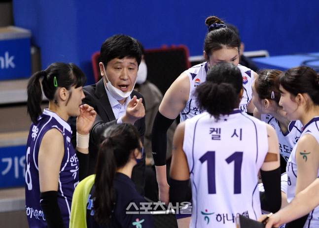 한국도로공사 김종민 감독(왼쪽 둘째)이 2일 화성종합실내체육관에서 열린 2021-2022 V리그 여자부 IBK기업은행과의 경기에서 선수들에게 작전 지시를 하고 있다. 2022. 2. 2. 화성 | 박진업기자 upandup@sportsseoul.com