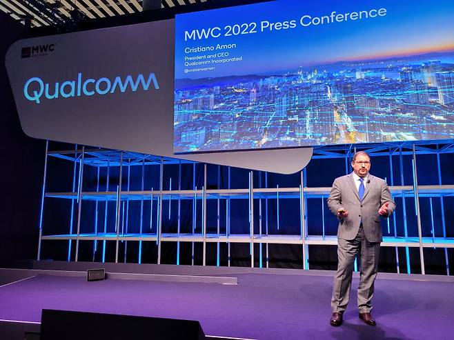 퀄컴이 차세대 모뎀 투 안테나 솔루션 스냅드래곤X70 5G를 1일(현지시간) 스페인 MWC22 바르셀로나에서 공개했다. 크리스티아노 아몬 퀄컴 CEO가 스냅드래곤X70 5G를 소개했다.