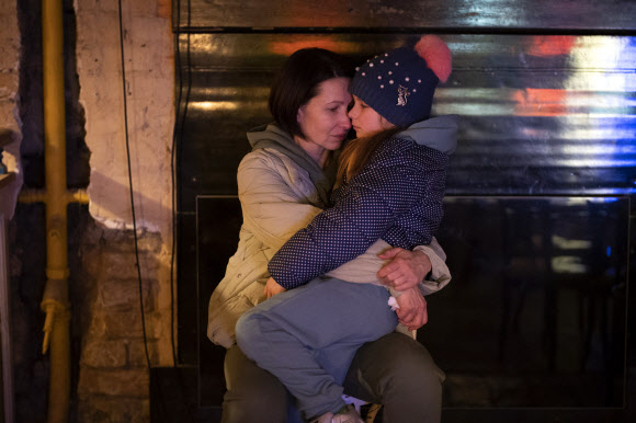- 24일(현지시간) 우크라이나 키예프의 방공호로 쓰이는 한 건물 지하실에서 아이를 안고 있는 엄마. AP