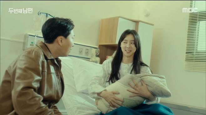 Oh Seung-a has learned the secret of birth.In MBCs daily drama The Second Husband, which was broadcast on the afternoon of the 1st, Yoon Jae-kyung (Oh Seung-a), who learned about the existence of his father, was greatly shocked.On this day, Bong Sun-hwa (Hyun-kyung Uhm) asked Godeok-gu (Kim Dong-gyun) about his relationship with Yoon Jae-kyung, but he did not have much income.Deok-gu said, I once visited the financial situation as a husband of Park, Haeng-sil (Kim Sung-hee).The appearance of the abrupt virtue reminded me of the past: the financial situation is the daughter of two people, but Deokgu changed the genetic specimen to take money out of the chaebols daughter.However, Yoon Dae-guk (Mr. Jeong Sung-mo) tried to send the financial affairs to the nursery school, and the two prepared for the escape.Yoon (Tea in the garden) traced the double books of the great powers, but they could not be found easily; rather, the great powers came to think of Jaemin as a disrespect.Bae Seo-joon (Shin Woo-kyum) turned down Moon Sang-mi (Chun Yi-sul) who expressed affection to herself and revealed his heart to Sunhwa.At the end of Jung Bok-sun (Kim Hee-jung), What are you going to do now?, Seo-joon said, Sungwarang Jaemin broke up.When do I have to look at the back of the sunflower until now, I will make the sunflower happy, he said lamentably.The financial affairs continued the confrontation with Moon Sang-hyuk (Han Ki-woong), who decided to divorce.Sanghyuk said, I will accept everything I will receive. Jae Kyung said, My father is completely on my side after going to the road. He threatened, You have to be like Bong Sun Hwa.On the other hand, the finance ministry ordered a background check on the fact that Godeok-gu had contact with Sunhwa, and the financial situation was uneasy at the moment when he said that he had a daughter and was looking for a daughter because of a liver transplant.Jae-kyung, who followed after seeing the scene where the act and Godeok-gu met in front of the company, was shocked to learn that Duk-gu was his father and became a daughter of the great country by genetic testing.Why am I such a vulgar daughter? My mother is not even a bar woman, and my father! said Jae Kyung, and drunkenly, The world has collapsed.I really dont want to live, he said.