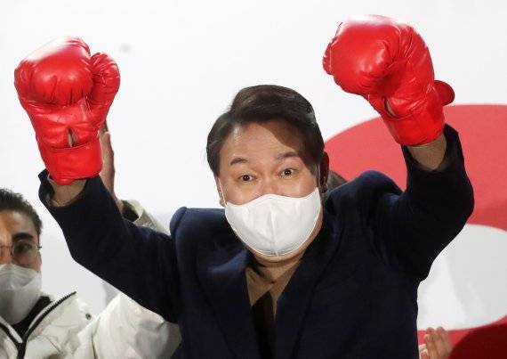 윤석열 국민의힘 대선 후보가 28일 강원도 춘천 옥천동 춘천시청 앞에서 열린 유세에서 권투 글러브를 착용하고 어퍼컷 세리머니를 하고 있다. 2022.02.28. 사진=뉴시스