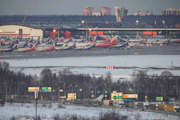러시아 항공사 소속 여객기들이 1일(현지시간) 모스크바 셰레메티예보 국제공항에서 대기하고 있다. 조 바이든 미국 대통령은 이날 러시아의 우크라이나 침공에 대응해 유럽연합(EU)·캐나다와 보조를 맞춰 모든 러시아 항공기의 미국 영공 비행을 금지한다고 밝혔다. 로이터연합뉴스
