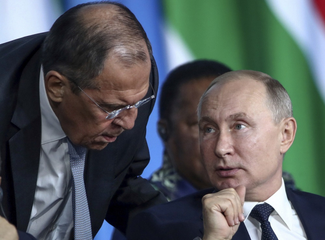 ▲블라디미르 푸틴 러시아 대통령(사진 우측 하단)과 세르게이 라브로프 러시아 외무장관(사진 좌측). ⓒ연합=AP
