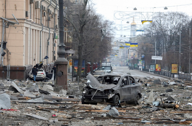 ▲폐허가 된 우크라이나 제2의 도시 하르키우 중심가의 1일(현지시간) 모습. 시 관계자는 지방정부 관사 인근에 미사일 공격이 가해졌다고 주장했다. ⓒ연합=REUTERS