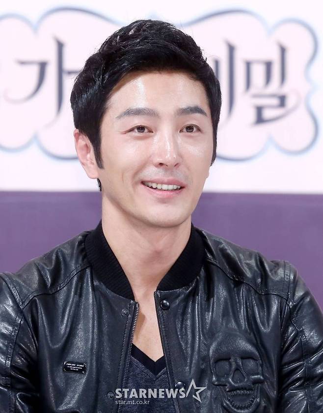Ryu Tae-joon said on her instagram on the 2nd, There is her who made me feel my heart beat and feel excited for the first time.I met a woman who wanted to spend my life together, and it is five years since I became a couple in the blessing of her and her family relatives. Ryu Tae-joon said, I always laughed with a pure and clear smile to me who did not have a lot of laughter, and she was a great force for me. I put my courage on her future and made a proposal.Ryu Tae-joon said, I know how to honor an adult, meet a wife full of love, and I am learning real love at a late age. I already live as a couple, but I am sorry that I have not been able to wedding ceremony due to Corona. Im going to raise it, he added.Ryu Tae-joon also said, I would like to ask you to understand the delay of the time when you have to tell your wife about your marriage because your wife is careful because she is a general person. We have been around for a long time and meet each other at a late age, love and love more than anyone else. He showed affection for his wife.Finally, Today, I wanted to send a gift-like Haru to my lovely wifes birthday. I have been Choices since the announcement of marriage. Please watch our couple live well and now I have a family to be responsible for. I will do my best as a father.I ask for your blessings and support, he said.HelloActor Ryu Tae-joon.Im going to give you some special news today.There is a woman who made my heart beat and feel excited for the first time.I have met a woman who wants to spend my life together and it has been five years since I became a couple in the blessing of her and her family relatives.I was not laughing much, but I always made her laugh with a pure and clear smile, and she became a great power to me.I put my future on her and I did the proposal with all my courage and she answered Yes!!So now I have a lovely wife who will not be able to give me everything.I know that I can honor an adult and meet a wife who is full of love, and I am learning real love at a late age.I am already living as a couple, but I am sorry that I have not been able to do the Wedding ceremony due to Corona, but next year I will raise the Wedding ceremony for my wife with the best proposal once more to my wife.I am grateful that the time to inform you about marriage news is delayed because my wife is careful because she is a general person and respects and cares for her will.We both go back for a long time and meet each other at a late age, and we want to be more loving and loving than anyone else.Hes like a treasure to me.Today, I wanted to send a gift-like Haru for my lovely wifes birthday, and I was Choices from the announcement of marriage!I think Haru should make her happier today!Please watch our couple live well and now I have a family to be responsible for, so I will live as a husband of a family and a father as a father and as a wonderful actor!Please give me many blessings and support!Gentlemen, that Actor Ryu Tae-joon marriage!!!!!!Thank you.