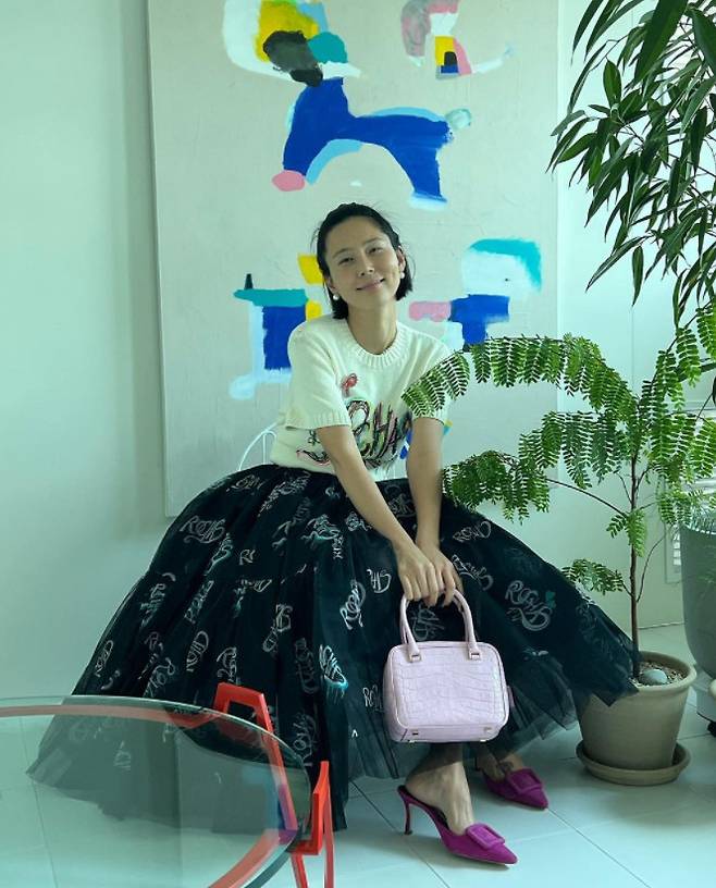 On the 2nd, Kim Na-young posted a picture of himself through his Instagram account.Kim Na-young in the public photo stares at the camera with a bright smile, especially his bags and shoes, which show his fashion sense.The netizens who saw this showed various reactions such as Lovely Explosion, It is completely beautiful and I like these clothes so much.Meanwhile, Kim Na-young recently revealed that he is in love with singer-songwriter MY Q.