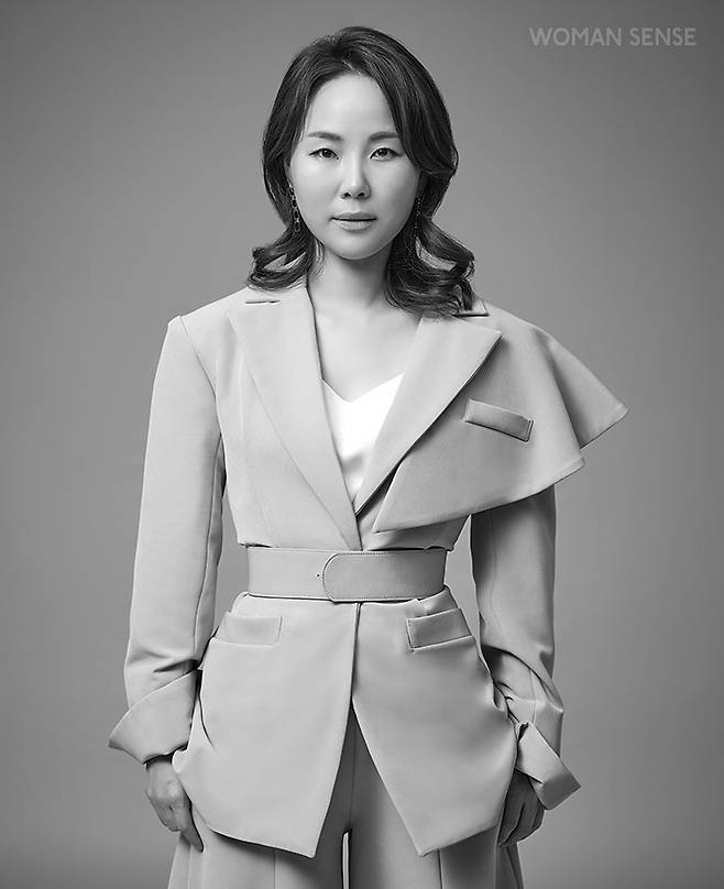 베이지 슈트·벨트 모두 딘트, 골드 체인 드롭 이어링 리타모니카.