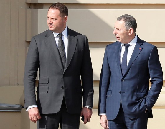 안드리 예르막(왼쪽) 우크라이나 대통령 비서실장. 지난해 이스라엘에 젤렌스키 우크라이나 대통령이 방문했을 당시 수행하는 사진이다. 로이터=연합뉴스