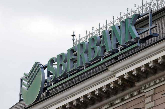서방의 금융 제재에 유럽 시장에서 철수한 러시아 최대은행 스베르방크 간판.  로이터연합뉴