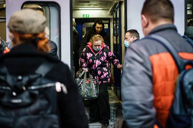 폴란드 프셰미실에서 온 우크라이나 피란민들이 2일(현지시간) 독일 베를린 중앙역에 도착해 열차에서 내리고 있다. /EPA연합뉴스