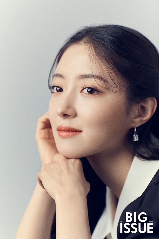 Actor Lee Se-young has decorated the magazine cover with his unique elegant and lovely charm.In this photo, which was released through the magazine Big Issue, which is published to help the self-reliance of the vulnerable groups, Lee Se-young caught the attention of readers at once with a fresh visual that captures the warm mood of the new spring.In the open photo, Lee Se-young made a sophisticated and alluring appearance by matching the clothes that harmonize black and white.In other cuts, the eye-catching beauty stands out with a fresh pattern of shirts.Lee Se-young has been playing the role of Sung Duk-im in the Drama Red End of Clothes Retail, which has recently been closed, and has been hotter than the anime theater by attracting the popularity of syndrome class with romantic comedy and luxury acting.In an interview with the filming on the day, Lee Se-young asked, What is the difference between the character of the past and the character of the past? The scene where Deok-I was the most wonderful is the fifth ending scene.You said, Ill keep you safe.It was cool for a humble lady to say that and I wanted to believe it. Despite the limitations of the times, the virtue of trying to live a subjective life revealed his affection for the character.Lee said, I want to continue acting even when I get older, but I do not want to compare it with others. Sports is a fight of self-recording.I am, too. He also compared the job of acting to sports. If I did this yesterday, I will try to move one step further today compared to yesterdays me.If I go on, I can develop without jealousy or not, and I think I can not be the first person forever, and I do not have such a desire. On the other hand, more pictures and interviews of Lee Se-young can be found in Big Issue 270.