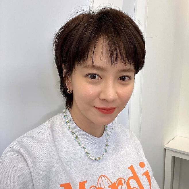 Actor Song Ji-hyo showcased her adorable Short Cuts styling.On March 2, Song Ji-hyo posted several photos on his instagram with an article entitled Jangku ...Short Cuts Hair Song Ji-hyo in the public photo boasts a pure beauty.Song Ji-hyos cute and lovely atmosphere catches the eye.The netizens who saw this responded that they were too beautiful, good match and attractive hit.Kim Jong-kook said on his YouTube channel, Is not it all the Running Man members caught? Song Ji-hyo is too strange.He didnt get the vaccine at all, he said.From December last year until recently, among the members of SBS entertainment program Running Man, Yoo Jae-Suk, Kim Jong-kook, Yang Se-chan, Ji Seok-jin and Haha were confirmed as Corona 19.Song Ji-hyo also conducted a test in January with the confirmation of Eun Hyuk and received a negative judgment.However, due to the positive drug allergy diagnosed as a child, he was not vaccinated and was self-punitive for 10 days.Meanwhile, Song Ji-hyo won the 2013 SBS Entertainment Grand Prize and the 2015 SBS Entertainment Grand Prize in Variety.